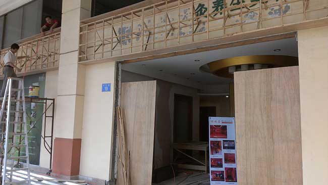 上海美容院商铺装修在建施工现场